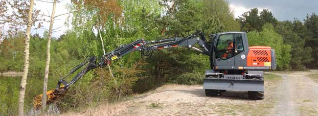 Mobilbagger mit 2. Knickgelenk und mehr als 9 Meter Reichweite